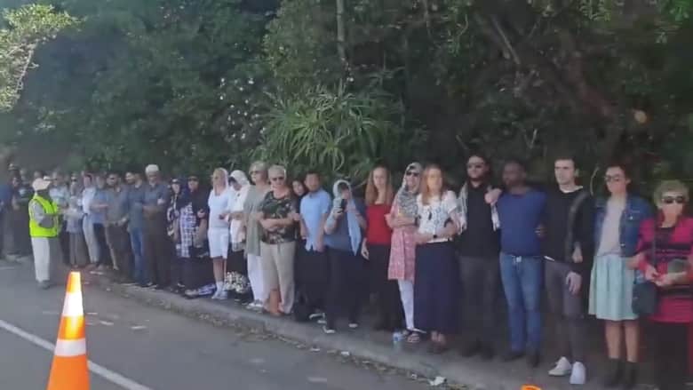نيوزلنديون يشكلون سلاسل بشرية حول مصلين مسلمين