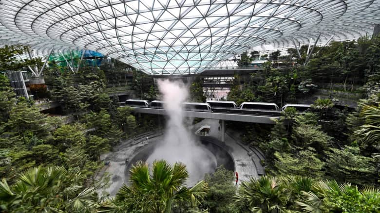 تجول داخل "جوهرة شانغي" بسنغافورة.. أحدث إضافة بـ"أفضل" مطار في العالم