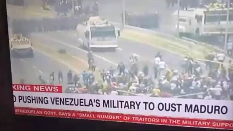 لحظة قطع بث CNN في فنزويلا بعد فيديو لدهس مدرعات لمتظاهرين