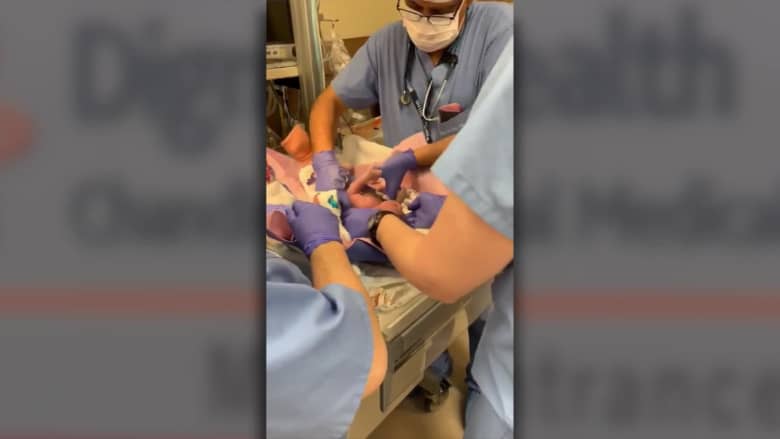 فيديو مروع يظهر موظف في مستشفى يسقط مولودة جديدة
