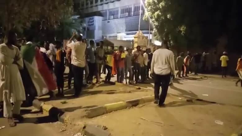 إزالة حواجز بشرية حول موقع الاعتصام بالسودان أمام مقر الجيش