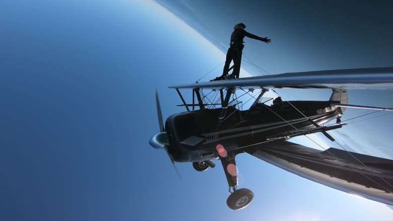 هذا الرجل يمشي على أجنحة طائرة وهي تدور بزاوية 360 درجة
