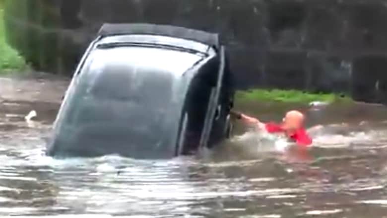 شاهد كيف نجت هذه المرأة بعد غرق سيارتها وسط مياه الفيضانات