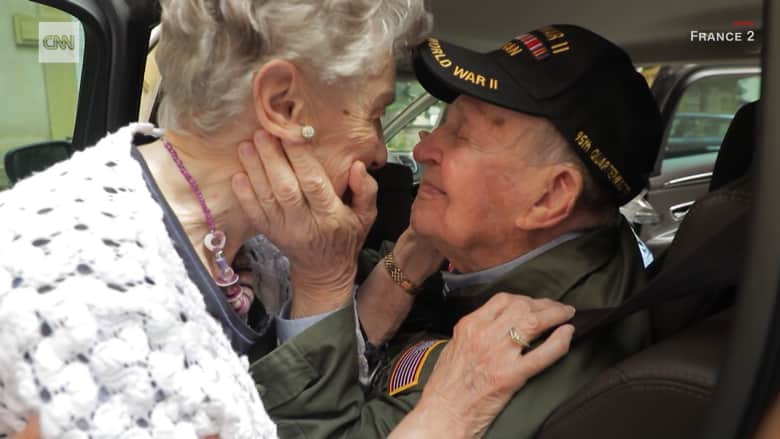 عاشقان يلتقيان بعد 75 عاماً على فراقهما.. والسبب صورة