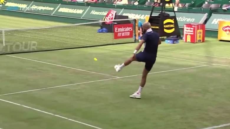 لاعبا تنس يتبادلان الكرة بأقدامهما بدلاً من المضارب