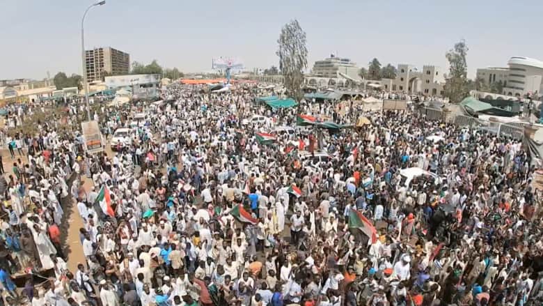 السودان.. النشوة بسقوط البشير تتلاشى والثورة مستمرة