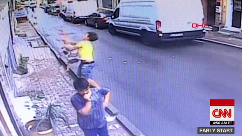 شاهد..شاب جزائري ينقذ طفلة سورية سقطت من نافذة منزل بإسطنبول