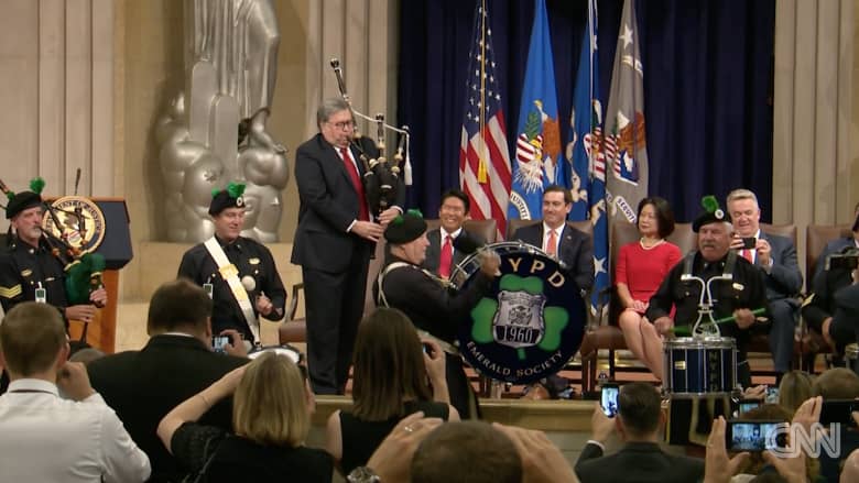 وزير العدل الأمريكي يظهر موهبته في العزف على "القربة"