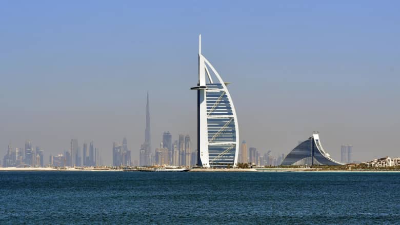 أشهر مهبط للطائرات في دبي على قمة برج العرب