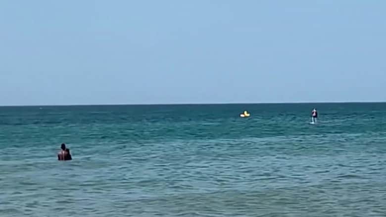 عملية إنقاذ مثيرة لطفل صغير سحبته الأمواج بعيدا عن الشاطئ