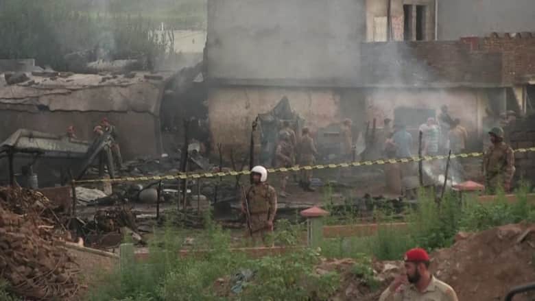 مقتل 17 شخصًا على الأقل بعد تحطم طائرة عسكرية باكستانية بمنطقة سكنية