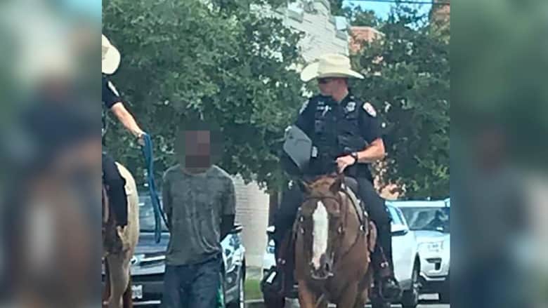 أزمة في تكساس بعد انتشار صور لرجلي شرطة يقودان رجلا مكبلًا