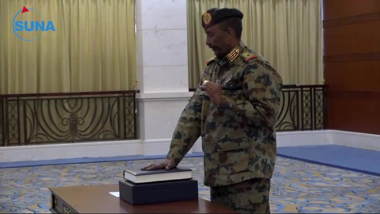 البرهان يؤدي القسم رئيساً للمجلس السيادي الجديد في السودان