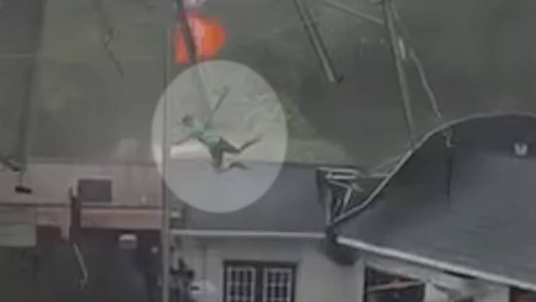 بالفيديو.. رياح عاتية تحمل شخصًا إلى أحد أسطح المنازل