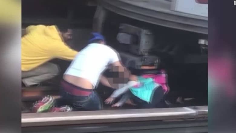 إنقاذ طفلة سقطت بيد أبيها تحت قطار