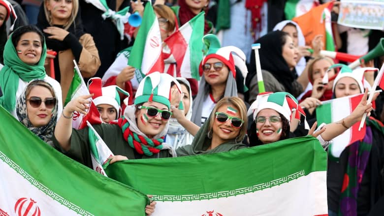 إيرانيات يحضرن مباراة كرة قدم في الاستاد لأول مرة من 40 عاما