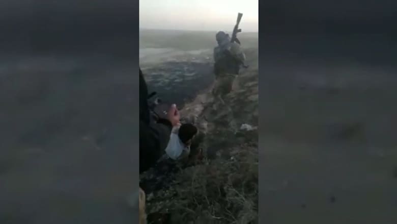 مشاهد قاسية..  قتل أسرى أكراد برصاص مقاتلين موالين