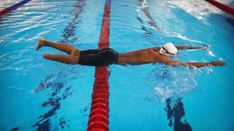 كيف تساعدك السباحة في حل مشكلة التهاب مفصل الركبة؟