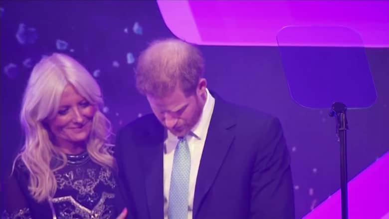 الأمير هاري يبكي أثناء خطابه في مناسبة خيرية