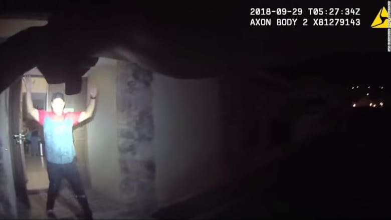 فيديو يظهر لحظة إطلاق شرطي النار على رجل يرفع يديه