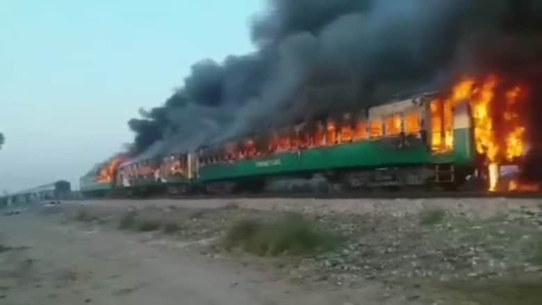 حريق ضخم يلتهم قطاراً ويقتل 70 راكباً على الأقل في باكستان