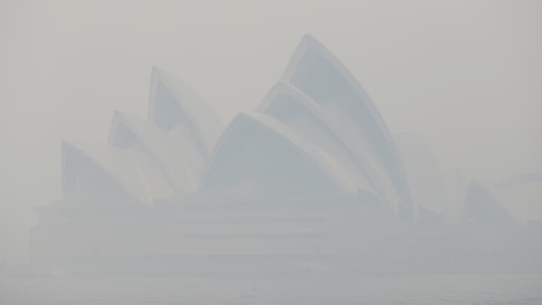 دخان كثيف وسام يغطي سماء مدينة سيدني الأسترالية