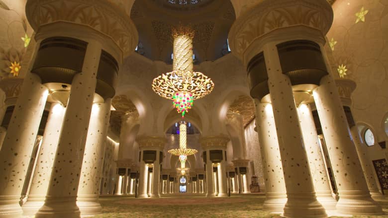 من الأيدي الخفية التي تعمل على ترميم أكبر سجادة في العالم بجامع الشيخ زايد في أبوظبي؟