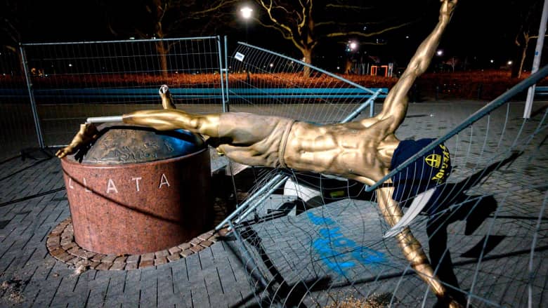 تمثال إبراهيموفيتش يتعرض لإصابة في الكاحل تمنعه من الوقوف