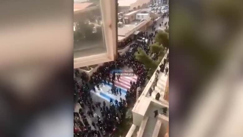 صفعة لقيادة إيران.. متظاهرون يتجنبون دوس علم أمريكا وإسرائيل