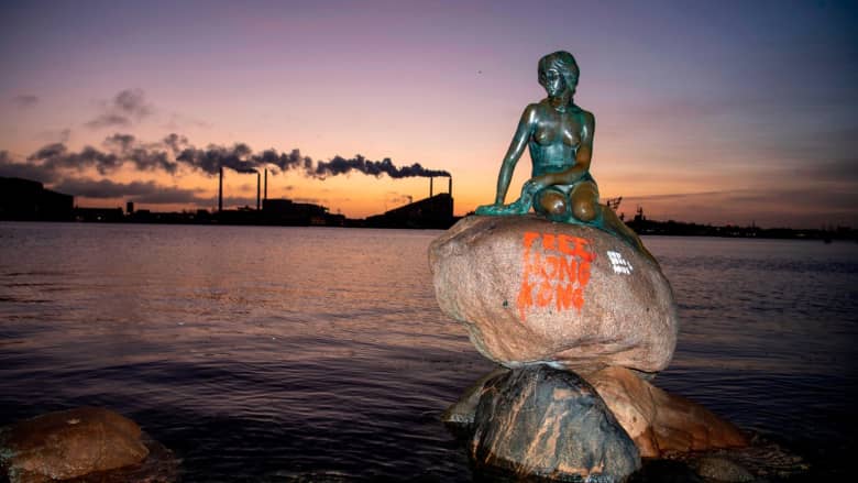 تمثال حورية البحر يتعرض للتخريب بكتابات سياسية
