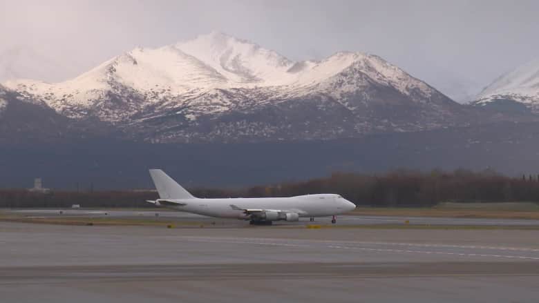 مطار في قلب ألاسكا يحيط به الغروب لساعات طويلة