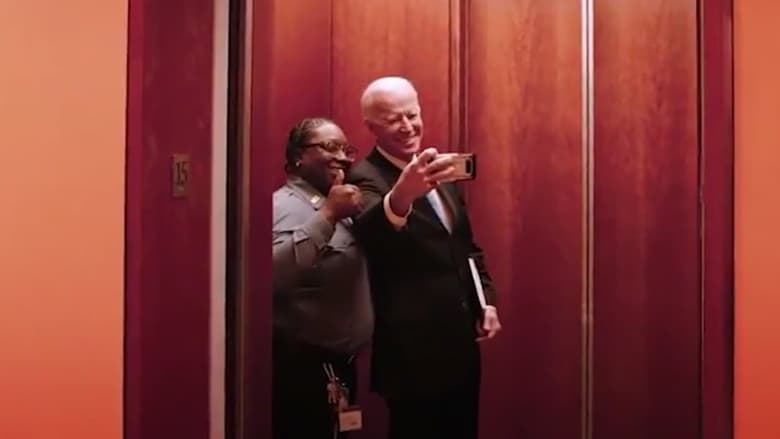 تداول فيديو لجو بايدن يتلقط سيلفي مع مشغّلة مصعد