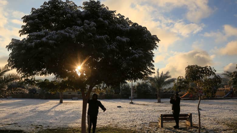 الثلوج تغطي بغداد لأول مرة منذ أكثر من عقد من الزمن