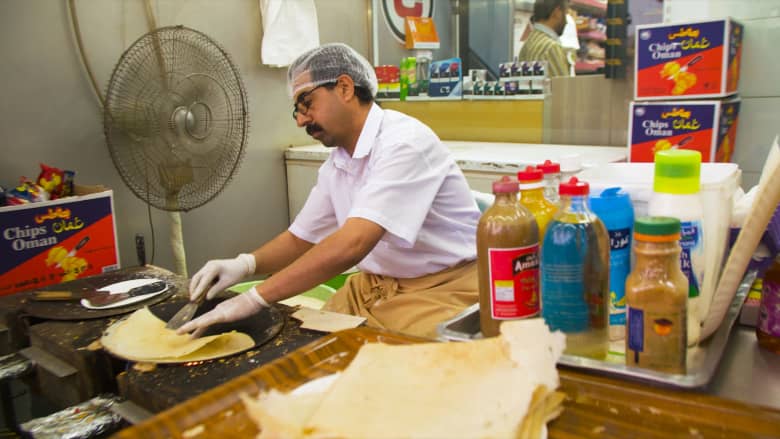 خبز الرقاق الإماراتي في بقالة اللبيب في دبي
