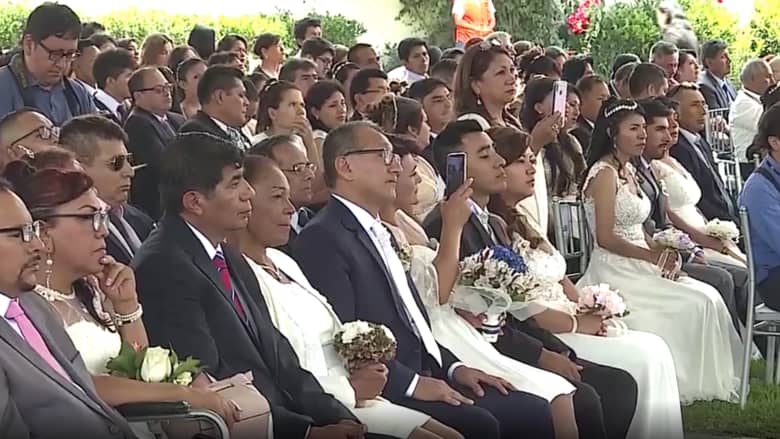 في عيد الحب.. حفل زفاف جماعي لأكثر من 100 عاشق في بيرو