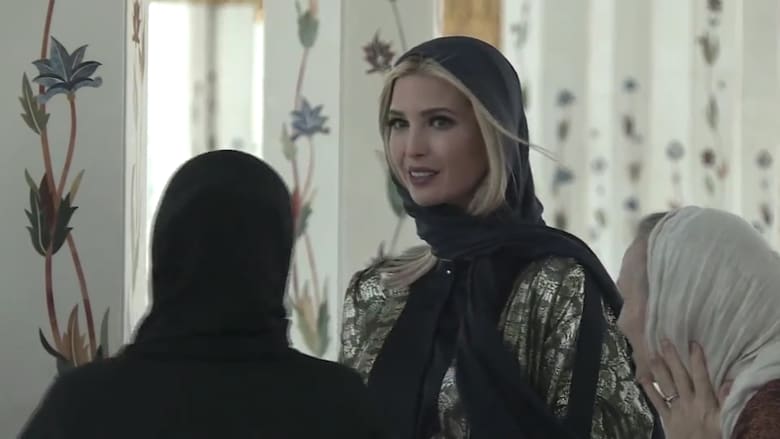 بالحجاب.. إيفانكا ترامب تتجول بمسجد الشيخ زايد في أبوظبي