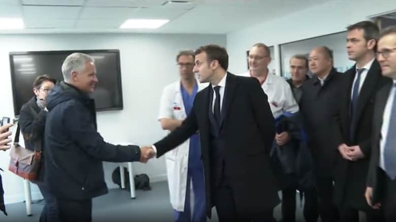 الرئيس الفرنسي يزور مستشفى يعالج مرضى فيروس كورونا