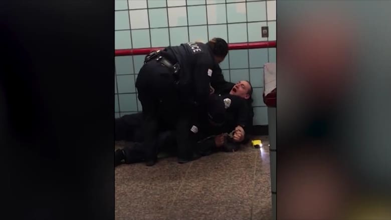 لحظة إطلاق شرطي النار على رجل في محطة قطار بشيكاغو