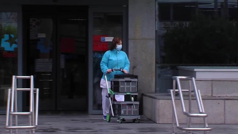 كاميرا CNN أمام مستشفى في مدريد يختبر أدوية لمكافحة فيروس كورونا