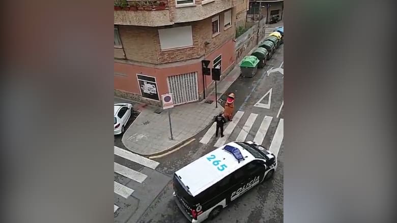الشرطة الإسبانية توقف ديناصور “T-Rex” كسر حظر التجول