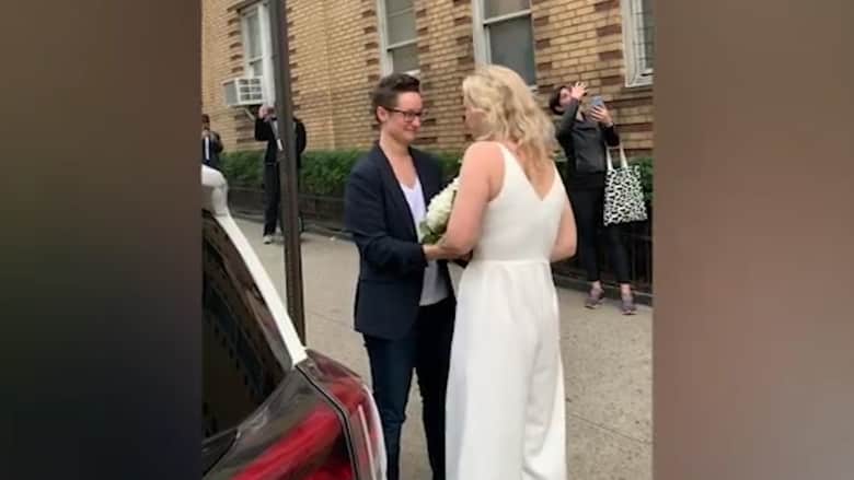 رغم مخاوف كورونا.. ثنائي يتزوج في شوارع نيويورك