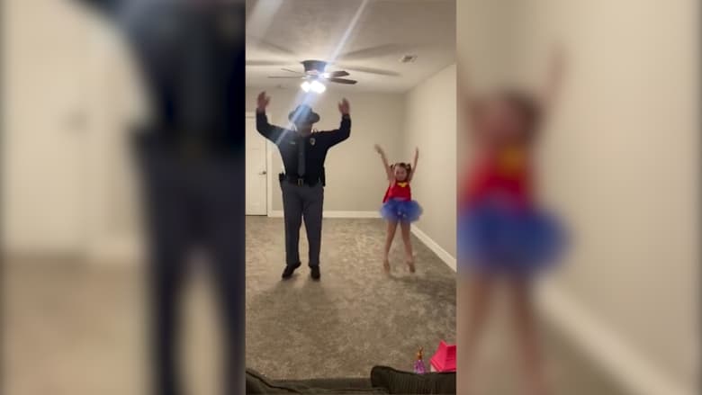شرطي يرقص مع ابنته بفيديو طريف بعد إلغاء حفلة بسبب فيروس كورونا