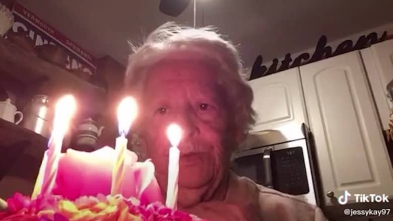 جدة تحصد 3 ملايين مشاهدة  لفيديو احتفالها بعيد ميلادها الـ88