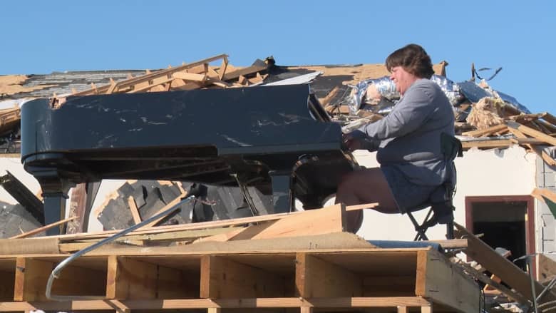 امرأة تعزف البيانو وسط أنقاض كنيسة دمرها الإعصار
