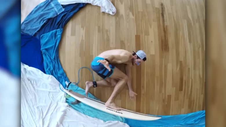 مهندس يسجل مقطع فيديو لركوبه الأمواج داخل شقته
