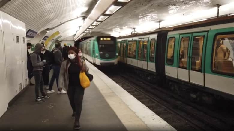 محطات مترو باريس تكتظ بالمسافرين رغم تفشي فيروس كورونا