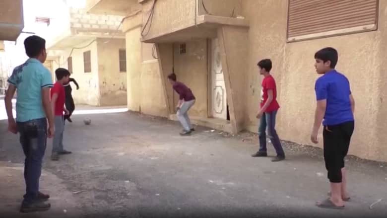 من أزقة الحارات.. طفل سوري يبدع في التعليق على مباريات كرة القدم