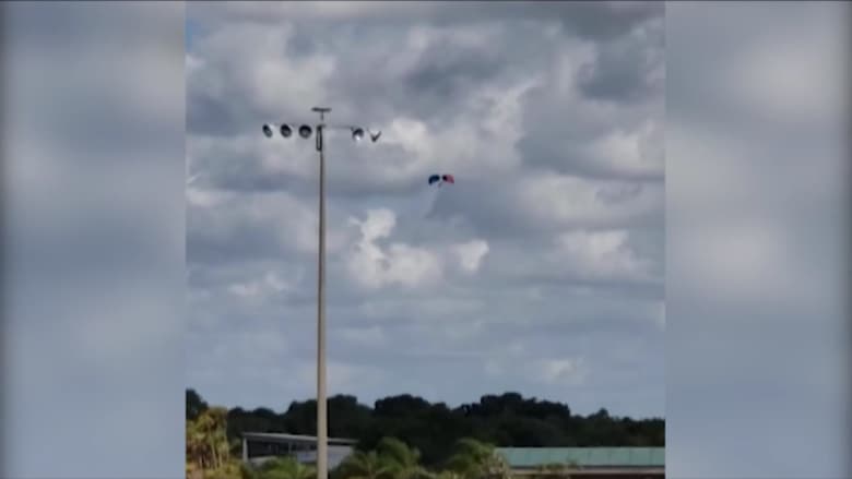 بالفيديو.. لحظة سقوط رجلين من طائرة بعد "عطل بفتح المظلات"