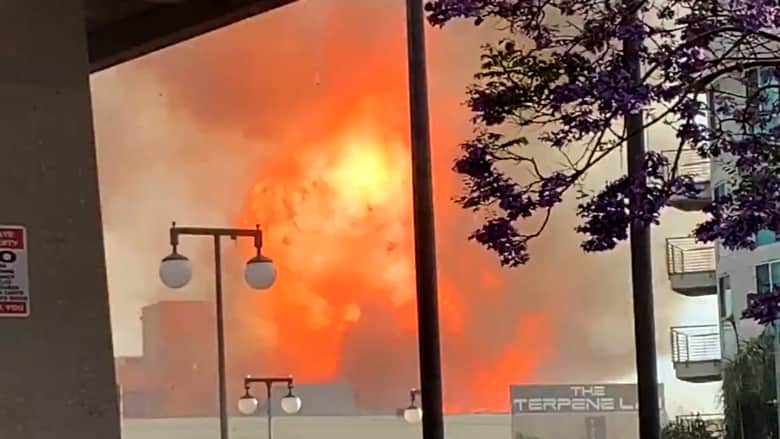 انفجار هائل في مبنى تجاري يصيب 11 رجل إطفاء بحروق في لوس أنجلوس