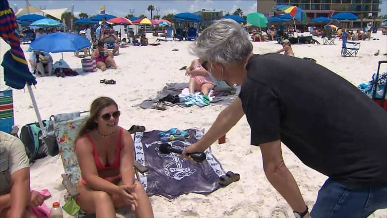 مراسل CNN يناقش مرتادي أحد الشواطئ الأمريكية.. "جميعنا سنموت"